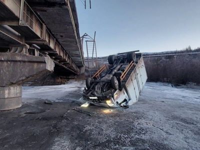 Грузовик упал с моста колесами вверх в Нерюнгринском районе