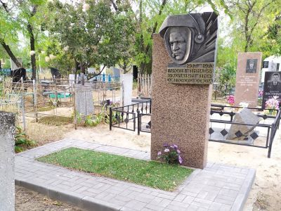 Могила летчика-истребителя капитана Елисеева Г.Н.