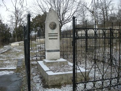 Могила Э.Капиева - советского писателя