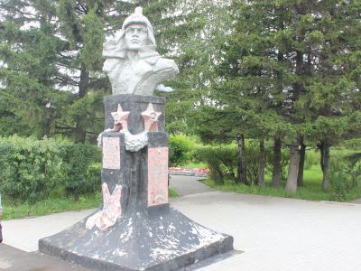 Братская могила участников Гражданской войны. Установлен бюст