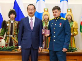 Айсен Николаев вручил государственные награды отличившимся якутянам