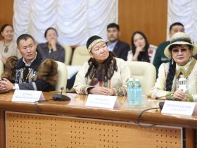 Носителям традиционной культуры вручили стипендии главы Якутии