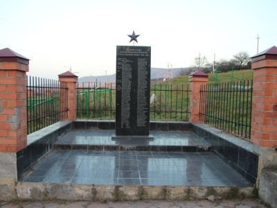 Братская могила сов. воинов, погибших в годы ВОВ 1941-45 гг.