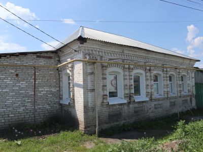 Дом жилой с воротами