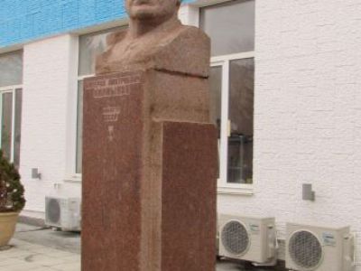 Бюст Герою Социалистического Труда, конструктору радиоэлектронных приборов В.Д. Калмыкову, 1978 г., скульптор А.Р. Куликова-Сухая, архитектор И.А. Белицкий
