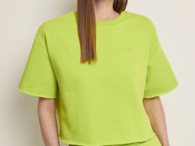 Укороченная футболка с необработанными краями