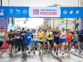 Сотни якутян в национальной одежде пробежали на марафоне Олонхо