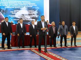 В Якутске открыты турниры по вольной борьбе среди юношей в честь Павла Пинигина