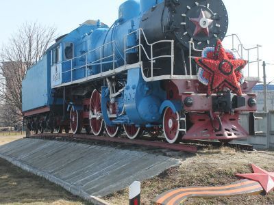 Паровоз СУ-215-50 ("Голубой локомотив"), установленный в честь трудовых подвигов ремонтников локомотивного депо в годы Великой Отечественной войны