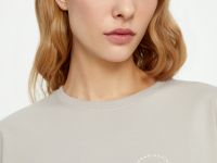 Оверсайз футболка со спущенным плечом