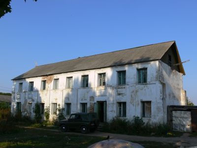 Два флигеля и цоколь с подвалом главного дома