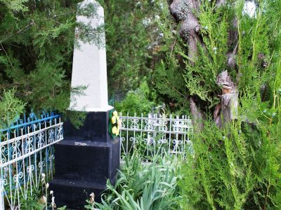 Братская могила мирных жителей-жертв фашистского террора