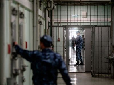 За передачу телефона заключенному уволили сотрудника МВД в Якутии