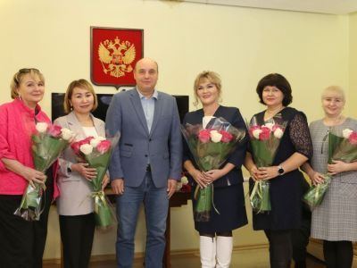 Глава района поздравил педагогов Удачного