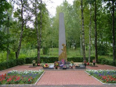 Братская могила советских воинов, погибших в борьбе с фашистами