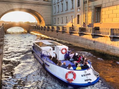 По рекам и каналам на небольшом катере: Петроградка и парадная Нева