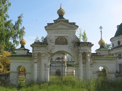 Западные большие ворота в ограде