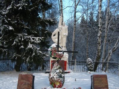 Братская могила советских воинов