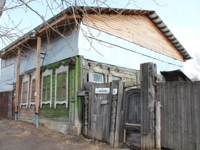 Одноэтажный жилой дом и ворота. В традициях позднего ампира