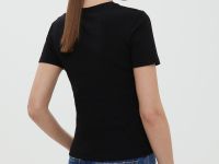 Футболка приталенного силуэта