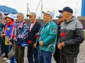 В селе Ытык-Кюель возложили цветы к памятнику Иллариону Федосееву