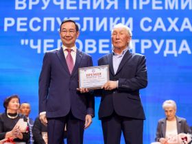 Айсен Николаев наградил 50 якутян премией «Человек труда»