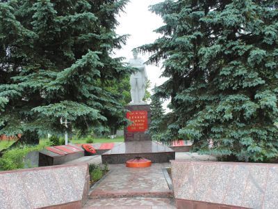 Братская могила советских воинов, погибших в боях с фашистскими захватчиками в 1943 году. Захоронен 41 человек, имена установлены. Скульптура советского воина