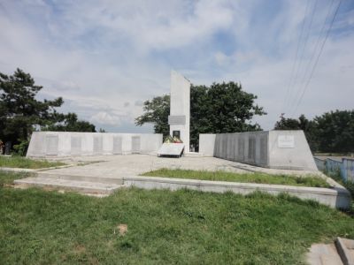 Братская могила советских воинов, погибших в боях с фашистскими захватчиками