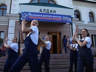 Алдан торжественно проводил первый пассажирский поезд в Нижний Бестях (ФОТО)