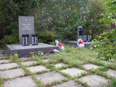 Братское захоронение советских воинов, погибших в 1941-44 гг.