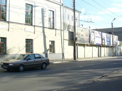 Ограда по западной границе комплекса