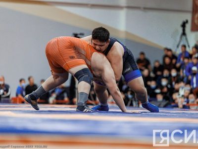 Борцы из семи регионов вышли в финал всероссийского турнира в Якутске