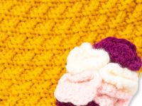 Желтая вязаная шапка для девочки