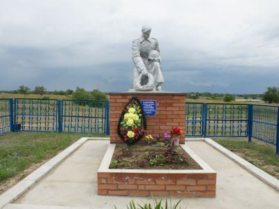 Братская могила воинов, погибших в 1942 году