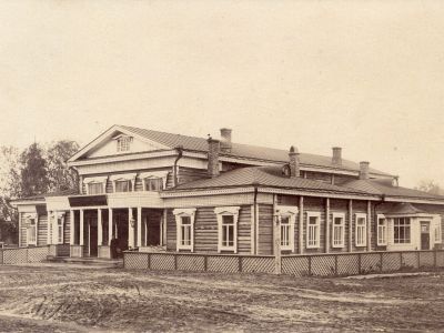 Дом, в котором 10-11 января 1918 г. (по ст. ст) состоялся I-й съезд Советов, установивший Советскую власть в Халтуринском уезде. Здесь 16 -21 ноября 1918 г. проходила первая уездная партийная конференция и 24 сентября 1919 г. первая комсомольская конферен