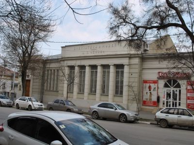 Мемориальное здание - библиотека им. А.П.Чехова (неоднократно посещалась А.П.Чеховым, наркомом просвещения П.В.Луначарским)