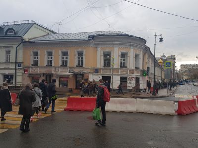 Доходный дом с лавками, 1-я пол. XVIII в., 1764-1774 гг., 1-я  пол. XIX в., 1887 г.