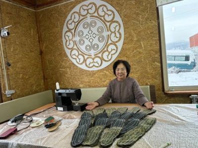 Мастерицы Оймяконского района Якутии шьют стельки из конского волоса для участников СВО