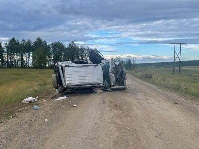 В Якутии в результате опрокидывания автомобиля погиб один человек, двое пострадали