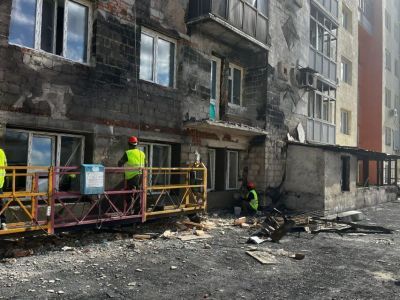 Дом на проспекте Ленина в Якутске, пострадавший от пожара, начали ремонтировать