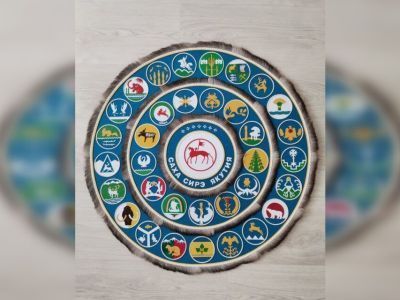 Мастерица из Эвено-Бытантайского улуса к 100-летию ЯАССР создала панно с гербами районов Якутии