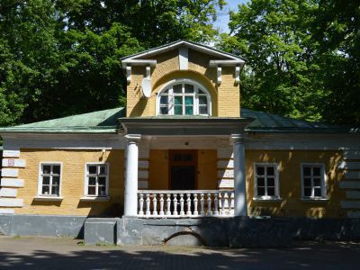 Два одноэтажных флигеля