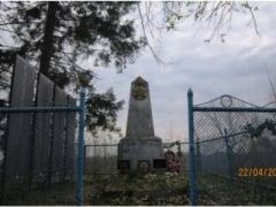 Братская могила воинов Советской Армии, погибших в 1944 г.