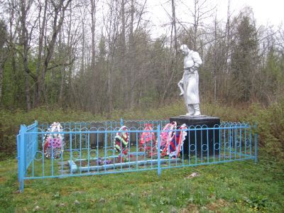 Братская могила  советских  воинов, павших в боях с фашистами