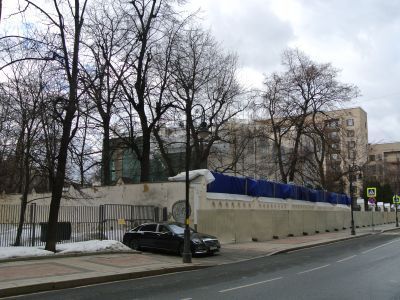 Ограда с решеткой