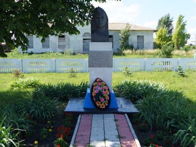 Могила Героя Советского Союза старшего сержанта Боровиченко Марии Сергеевны