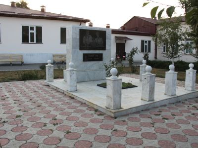 Памятник врачам Волкову В.И., Мальчиковской Н.Г.