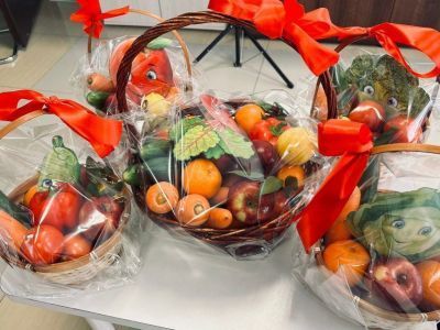 Детям, проходящим лечение в реабилитационном центре, подарили корзинки с фруктами