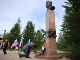 Глава Якутии возложил цветы к памятнику основателю поселка Айхал Георгию Кадзову
