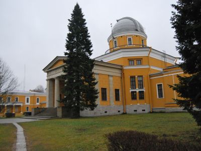 Главное здание со скульптурами Н.Коперника и Г.Галилея